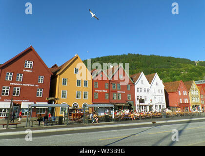 Bay Front Street entlang der hanseatischen Gebäude von Bryggen mit vielen Besuchern, Weltkulturerbe der Unesco in Bergen, Norwegen Stockfoto