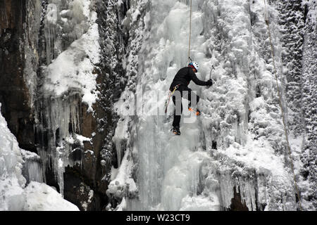 Eiskletterer auf dem gefrorenen Boyana-Wasserfall im Vitosha-Berg Stockfoto