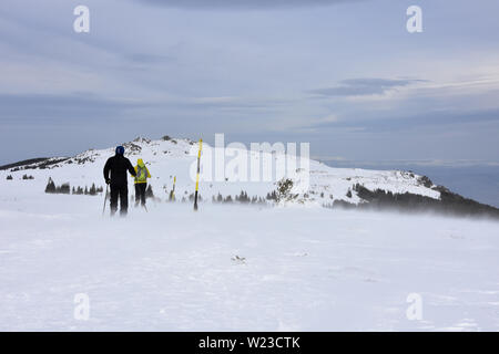 Zwei Menschen wandern im Schnee, strenges Winterwetter hoch im Berg Vitosha, Bulgarien Stockfoto