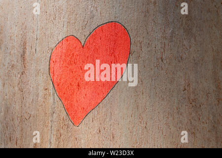 Liebe Herz Hand auf einem Baumstamm Baum gemalt. Liebe Konzept. Valentines Hintergrund Stockfoto