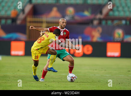 Frankreich, 5. Juli 2019: Seibou Mama von Benin und Noureddine Amrabat Marokko für die Kugel während der 2019 Afrika Cup der Nationen Übereinstimmung zwischen Marokko und Benin herausfordernd an der Al Salam Stadion in Kairo, Ägypten. Ulrik Pedersen/CSM. Stockfoto