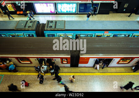 SANTIAGO, CHILE - September 2015: Zwei Santiago U-Bahnen an der Universidad de Chile station Stockfoto