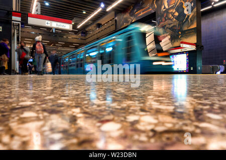 SANTIAGO, CHILE - September 2015: Ein Santiago u NS 93 Zug an der Universidad de Chile station Stockfoto