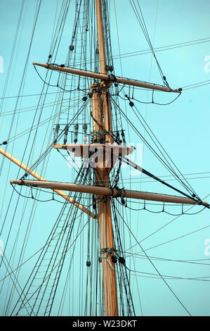 Mast Rigging auf der HMS Warrior, Portsmouth Historic Dockyard, Portsmouth Harbour, Portsmouth, Hampshire, England, Vereinigtes Königreich Stockfoto