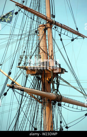 Mast Rigging auf der HMS Warrior, Portsmouth Historic Dockyard, Portsmouth Harbour, Portsmouth, Hampshire, England, Vereinigtes Königreich Stockfoto