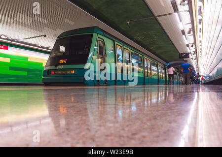 SANTIAGO, CHILE - September 2015: Metro de Santiago NS 93 Zug in Barrancas station Stockfoto