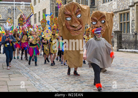 Winchester, Hampshire, UK. 5. Juli 2019. Winchester hat Messe, Festival der Straßentheater und Außenbereiche, am längsten laufende Festival der Freien Künste, gegründet 1974. Es hat seinen Namen von der Tradition der Publikum Geld in einen Hut für Straßenmusiker. Schule Kinder Festival eröffnen mit den fabelhaften Karneval in bunten Kostümen an einem heißen sonnigen Tag. Credit: Carolyn Jenkins/Alamy leben Nachrichten Stockfoto