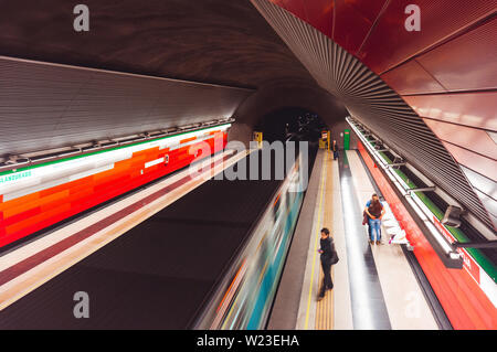 SANTIAGO, CHILE - September 2015: Ein Santiago U-Bahn am Bahnhof Blanqueado Stockfoto