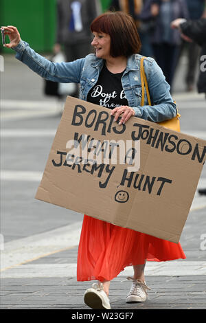 Perth, Schottland, Vereinigtes Königreich. 05. Juli, 2019. Eine Demonstrantin außerhalb von Perth Concert Hall vor der Konservativen Parteiführung Kämpfer Boris Johnson und Jeremy Hunt Teil in einer Reihe von Führung Wahl Sparpaket für die Mitglieder der Partei in Großbritannien. Credit: Ken Jack/Alamy leben Nachrichten Stockfoto