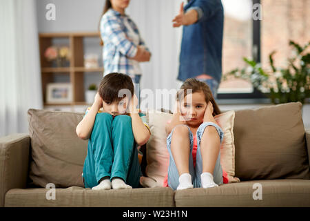 Traurige Kinder und Eltern zu Hause Streit Stockfoto