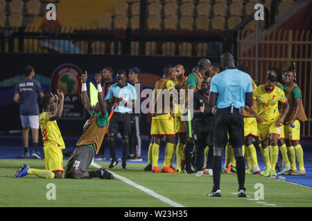 Kairo, Ägypten. 05. Juli, 2019. Benin feiern ersten Ziel ihrer Seite während der 2019 Afrika Cup der Nationen Umlauf von 16 Fußballspiel zwischen Marokko und Benin bei al-salam Stadion. Credit: Oliver Weiken/dpa/Alamy leben Nachrichten Stockfoto