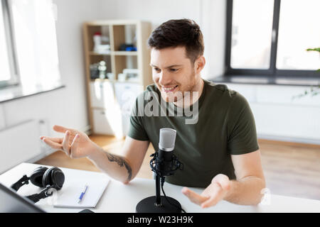 Männliche Blogger mit Mikrofon audio Blogging Stockfoto