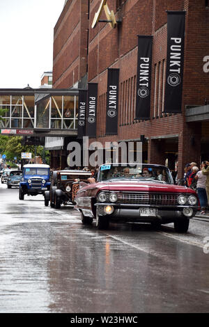 Alte amerikanische Autos Kreuzfahrt in Västerås Stadt im Sommer Treffen - eine der größten carshows in Europa Stockfoto