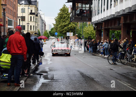 Menschen beobachten amerikanische Autos Kreuzfahrt in Västerås Stadt im Sommer Treffen - eine der größten carshows in Europa Stockfoto