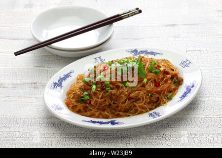 Pikante Pfannengerichte vermicelli mit Schweinehack, klassische Sichuan Gericht in der chinesischen Küche als "Ameisen auf einen Baum' Stockfoto