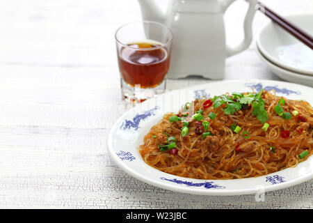 Pikante Pfannengerichte vermicelli mit Schweinehack, klassische Sichuan Gericht in der chinesischen Küche als "Ameisen auf einen Baum' Stockfoto