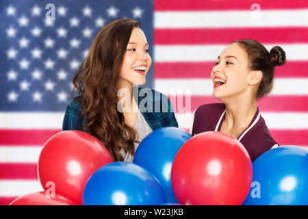 Mädchen im Teenageralter mit Ballons über amerikanische Flagge Stockfoto