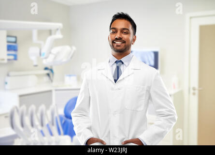 Indische männlichen Zahnarzt im weißen Mantel an den zahnmedizinischen Klinik Stockfoto