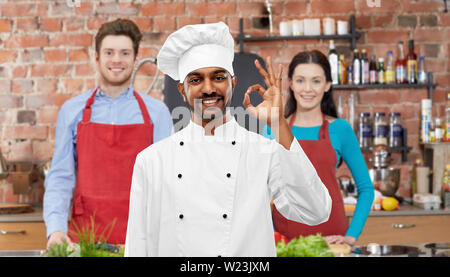 Gerne männliche indische Koch ok an Kochkurs Stockfoto