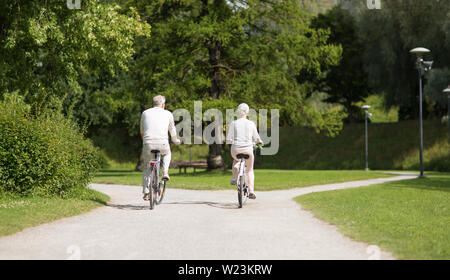 Senior paar Fahrrad am Sommer, Park Stockfoto