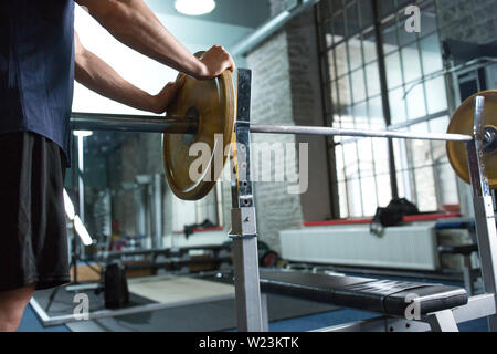 Nahaufnahme der Mann mit langhantel Gewicht in der Turnhalle Stockfoto