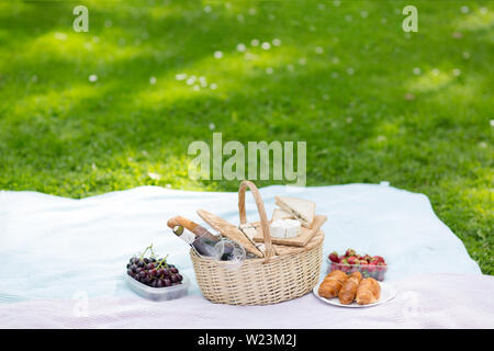 Picknickkorb, Essen und Wein am Sommer, Park Stockfoto