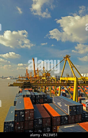 Bangkok, Thailand - 23. November 2008: Containerschiffe be- und entladen Container in Bangkok Container Terminal am Mae Nam Chao Phraya River Stockfoto