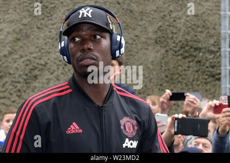 Fans sammeln mit Mobiltelefone die Bilder von Paul Pogba von Manchester United - Brighton & Hove Albion v Manchester United, Premier League, Amex Stadion, Brighton - 19. August 2018 Stockfoto