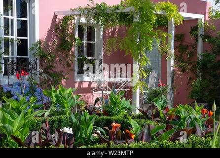 Ein Essbereich unter einem glyzinien überdachte Laube und von tropischen Pflanzen in der Traum der Indianos Garten, ein Schaugarten im Hampton Cour umgeben Stockfoto