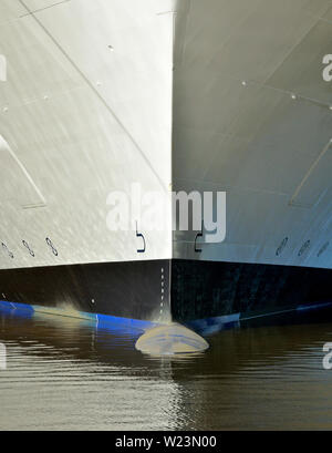 Papenburg, Niedersachsen/Deutschland - September 01, 2012: Bug des Cruiseship newbuildingcelebrity Reflexion (IMO 9506459) an der Verschraubung unsere Anker Stockfoto