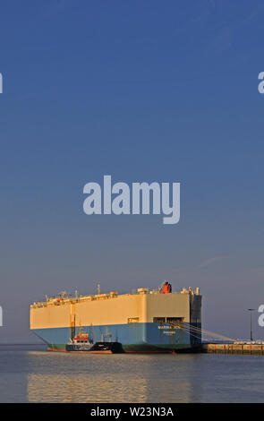 Emden, Niedersachsen/Deutschland - September 09, 2012: Pure Car Truck Carrier (pctc) Marina ace (IMO 8610526) an aussenhafen Rollmaterial Kai t Anker Stockfoto