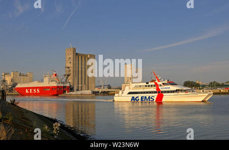 Emden, Niedersachsen/Deutschland - September 09, 2012: short sea Pure Car Truck Carrier (pctc) ems Highway (IMO 9195133) an aussenhafen Anker rolling Stockfoto