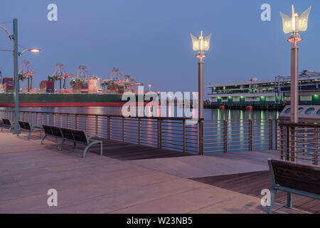 Abbildung zeigt eine Ansicht des Hafens von Los Angeles einschließlich eines angedockten Containerschiffs, das gerade beim Be-/Entladen ist. Stockfoto