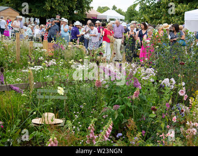 Besucher, die die BBC Springwatch Garten von Jo Thompson im Hampton Court Palace Garden Festival 2019, East Molesey, Surrey, UK konzipiert Stockfoto