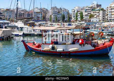 April 29, 2019. Marina Zeas in Piräus, Griechenland. Angeln - Boote bereit, blaue Meer zu segeln. Stadt und Himmel Hintergrund. Stockfoto