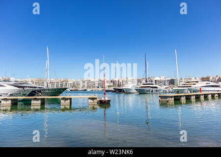 April 29, 2019. Marina Zeas in Piräus, Griechenland. Günstig Yachten sind bereit für die Kreuzfahrt. Reflexion der Boote, blaue Meer, die Stadt und die Himmel Hintergrund. Stockfoto