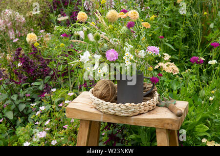 Eine Tonhöhe von Schnittblumen in der BBC Springwatch Garten von Jo Thompson im Hampton Court Palace Garden Festival 2019, East Molesey, Surrey, U konzipiert Stockfoto