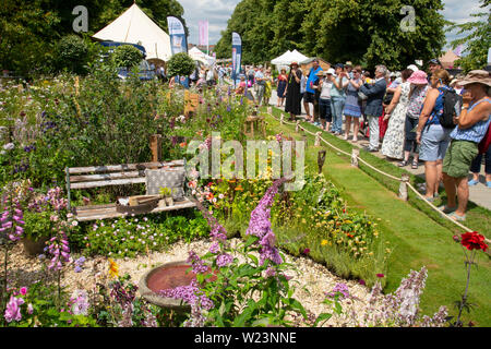 Besucher rund um die BBC Springwatch Garten von Jo Thompson im Hampton Court Palace Garden Festival 2019, East Molesey, Surrey, UK konzipiert Stockfoto