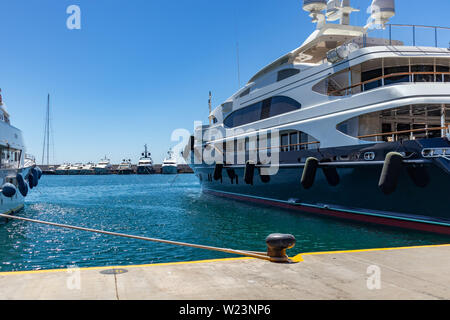 April 29, 2019. Marina Zeas in Piräus, Griechenland. Luxus Yacht im Hafen bereit zu segeln. Blauer Himmel und ruhiges Meer Hintergrund, Platz. Stockfoto