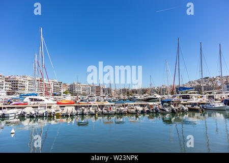 April 29, 2019. Marina Zeas in Piräus, Griechenland. Angelegte Boote sind bereit zu segeln. Reflexion der Boote, blaue Meer, die Stadt und die Himmel Hintergrund Stockfoto