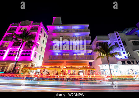 Nacht Ausblick auf die Straße Ocean Drive, Art Deco Gebäude und Hotels.