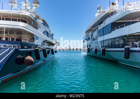 April 29, 2019. Marina Zeas in Piräus, Griechenland. Luxus Yachten vor Anker im Hafen bereit zu segeln. Blauer Himmel und Meer Hintergrund, Platz. Stockfoto