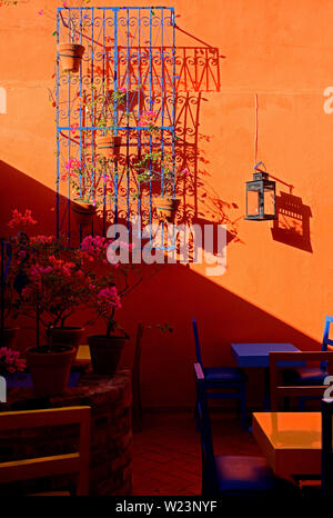 Santo Domingo, Dominikanische Republik - 06 Januar, 2014: gemütliche Terrasse eines Restaurants in der Calle El Conde in Ciudad Colonial Stockfoto