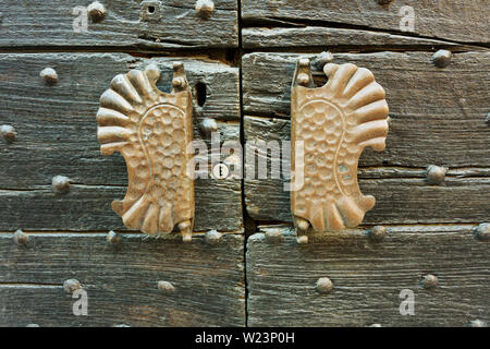 Alte Türen aus Holz und Messing Griffe, mittelalterlichen Stil Stockfoto