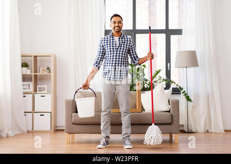 Inder mit Mop und Schaufel Reinigung zu Hause Stockfoto