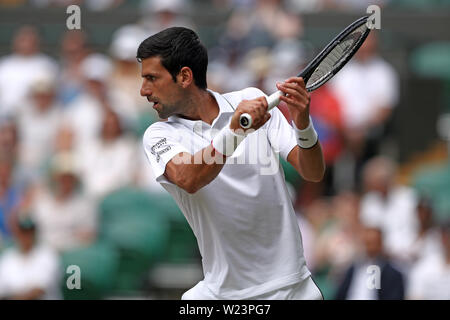 Wimbledon, London, UK. 05. Juli, 2019. 5. Juli 2019, den All England Lawn Tennis und Croquet Club, Wimbledon, England, Wimbledon Tennis Turnier, Tag 5; Novak Djokovic zurück zu Hubert Hurkacz Credit: Aktion Plus Sport Bilder/Alamy leben Nachrichten Stockfoto