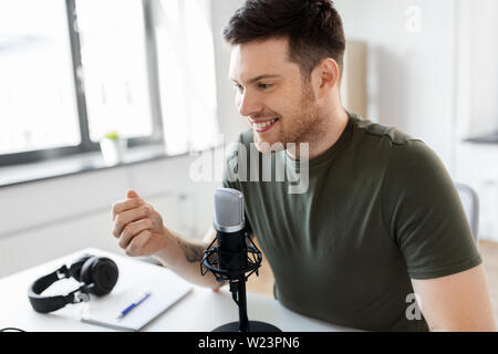 Männliche Blogger mit Mikrofon audio Blogging Stockfoto