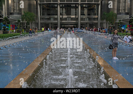 Kuala Lumpur, Malaysia - März 04, 2017: die Menschen genießen die plätschernden Brunnen vor der Petronas Twin Towers Stockfoto