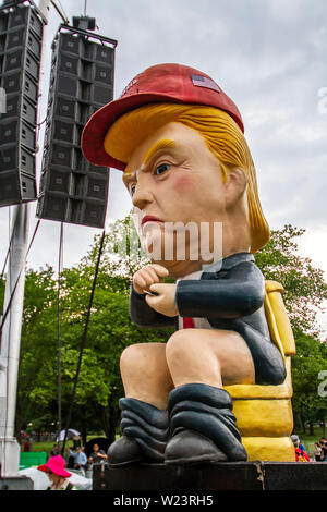 Ein Bildnis des Donald Trump Webstühle über die Menge inmitten der Proteste am Tag der Unabhängigkeit an der National Mall in Washington, DC am 4. Juli 2019. Stockfoto