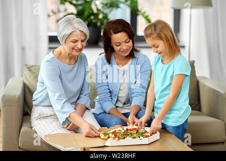 Mutter, Tochter und Großmutter essen Pizza Stockfoto